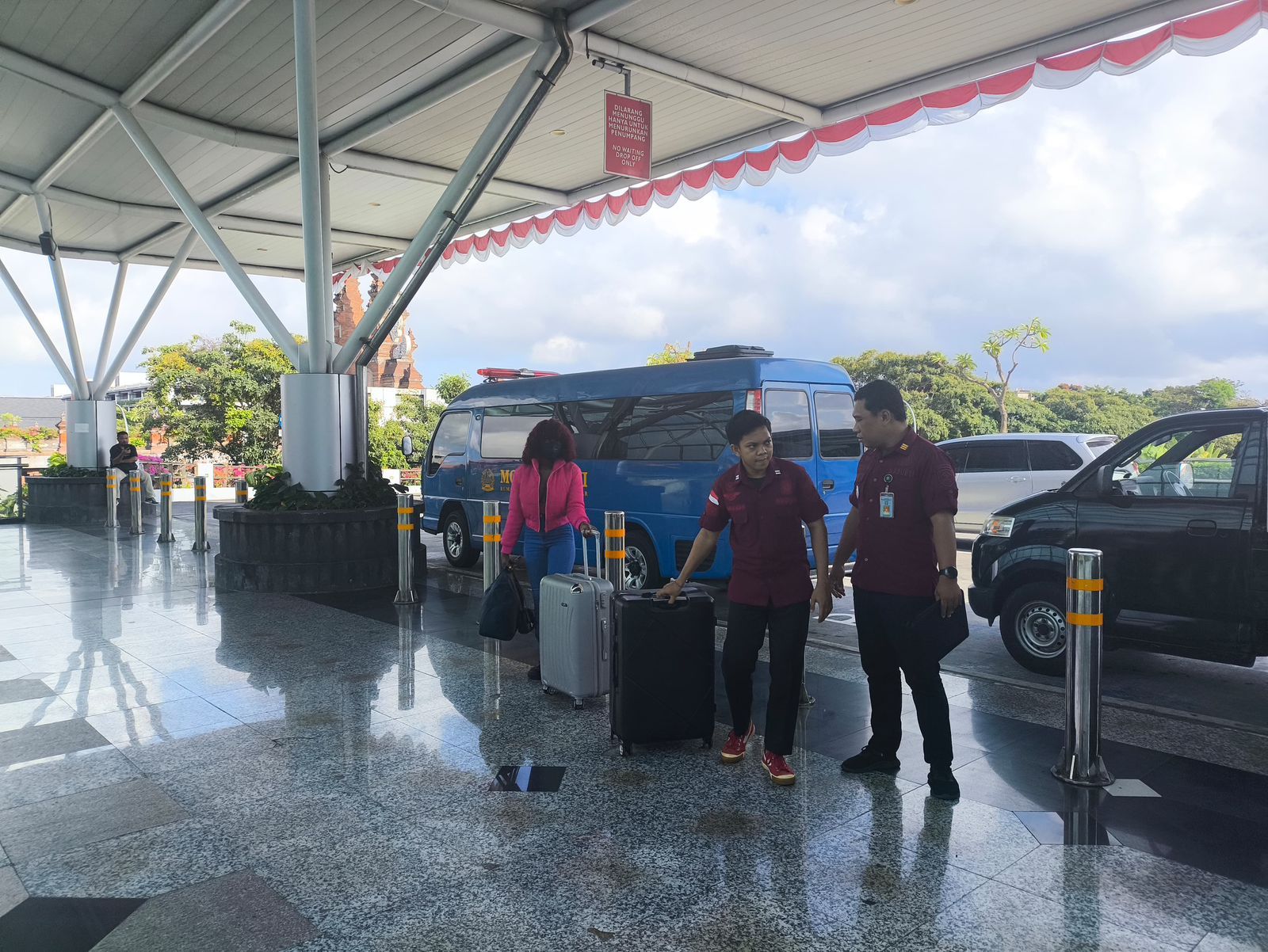 DEPORTASI: Petugas dari Rudenim Denpasar melakukan deportasi terhadap WNA Tanzania melalui Bandara Ngurah Rai.