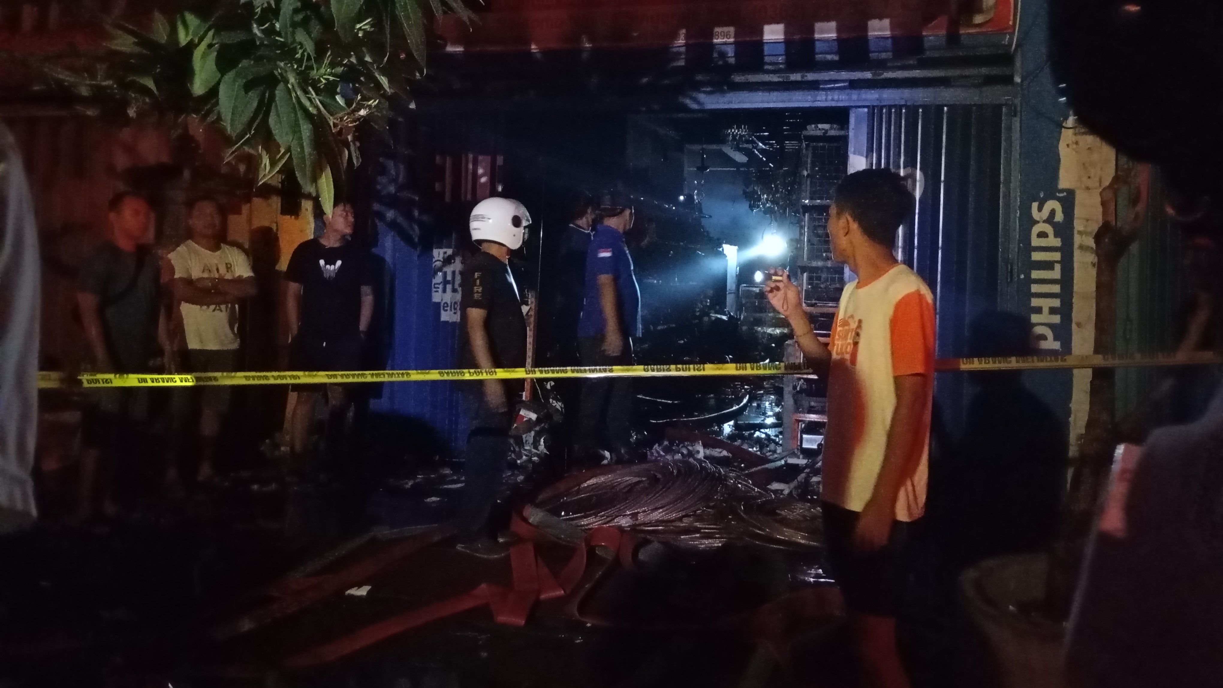 KEBAKARAN: Peristiwa kebakaran yang melahap Toko Jaya Listrik di Jalan DR. Soetomo, singaraja pada Rabu (11/9/2024) lalu.