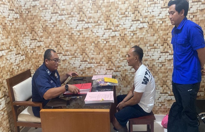 Tersangka Ida Bagus Nyoman Sutama (pakai kaus), saat diperiksa Kasipidum Kejari Jembrana, Kamis (12/9) kemarin.