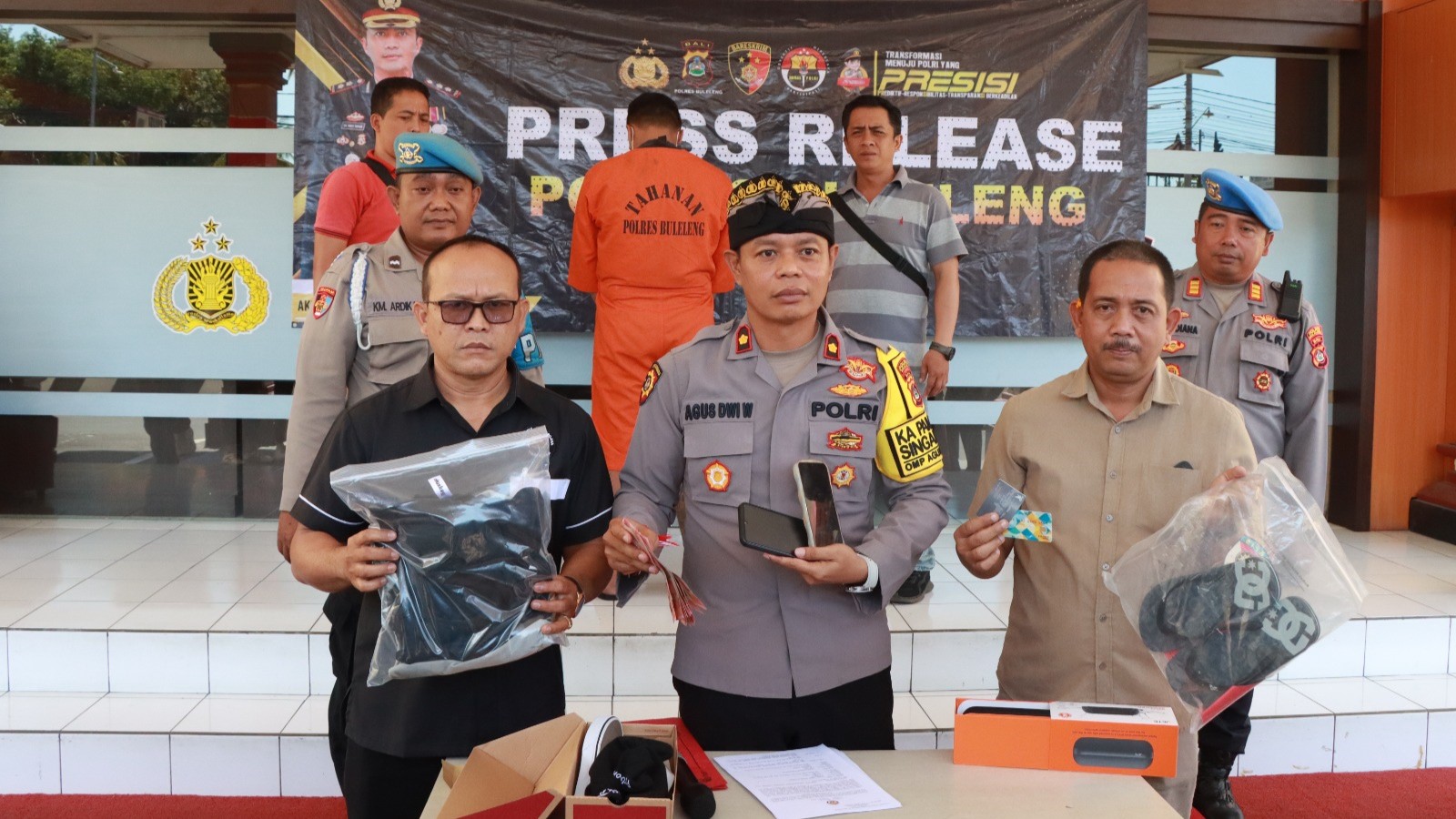 PEMBOBOLAN REKENING: Kapolsek Kota Singaraja, Kompol Made Agus Dwi Wirawan (tengah) menunjukkan barang bukti pembobolan m-banking.