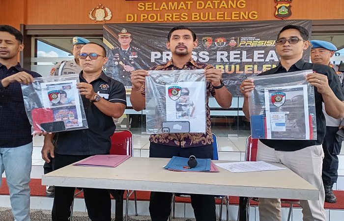 Kasat Reskrim Polres Buleleng, AKP I Gusti Nyoman Jaya Widura (tengah) menunjukkan barang bukti terkait dengan promosi judi online di Instagram. Mereka kembali menangkap tiga orang selebgram Buleleng.