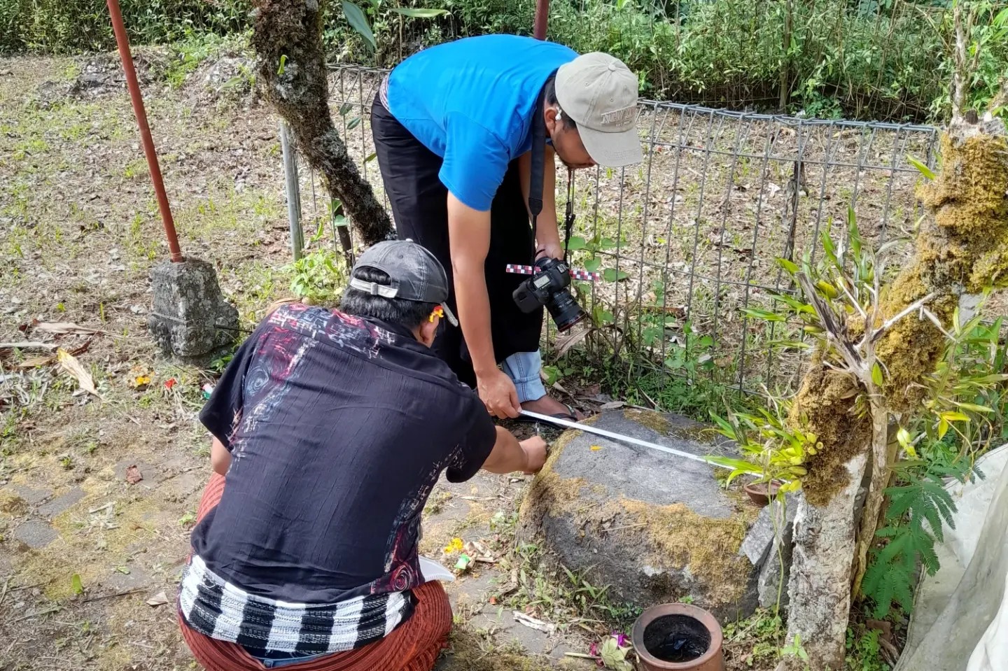 CEK PENINGGALAN SEJARAH: Tim dari Balai Pelestari Kebudayaan (BPK) Wilayah XV melakukan peninjauan ke beberapa situs keagamaan yang ada di Catur Desa Adat Dalem Tamblingan.