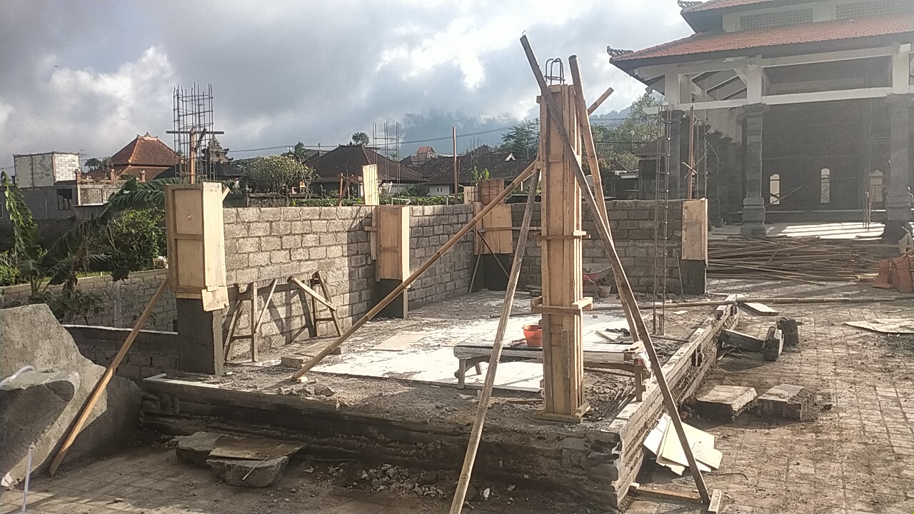 MOLOR BERBULAN-BULAN: Proses pengerjaan bale pewaregan di Pura Melanting, Desa Adat Kembang Merta.