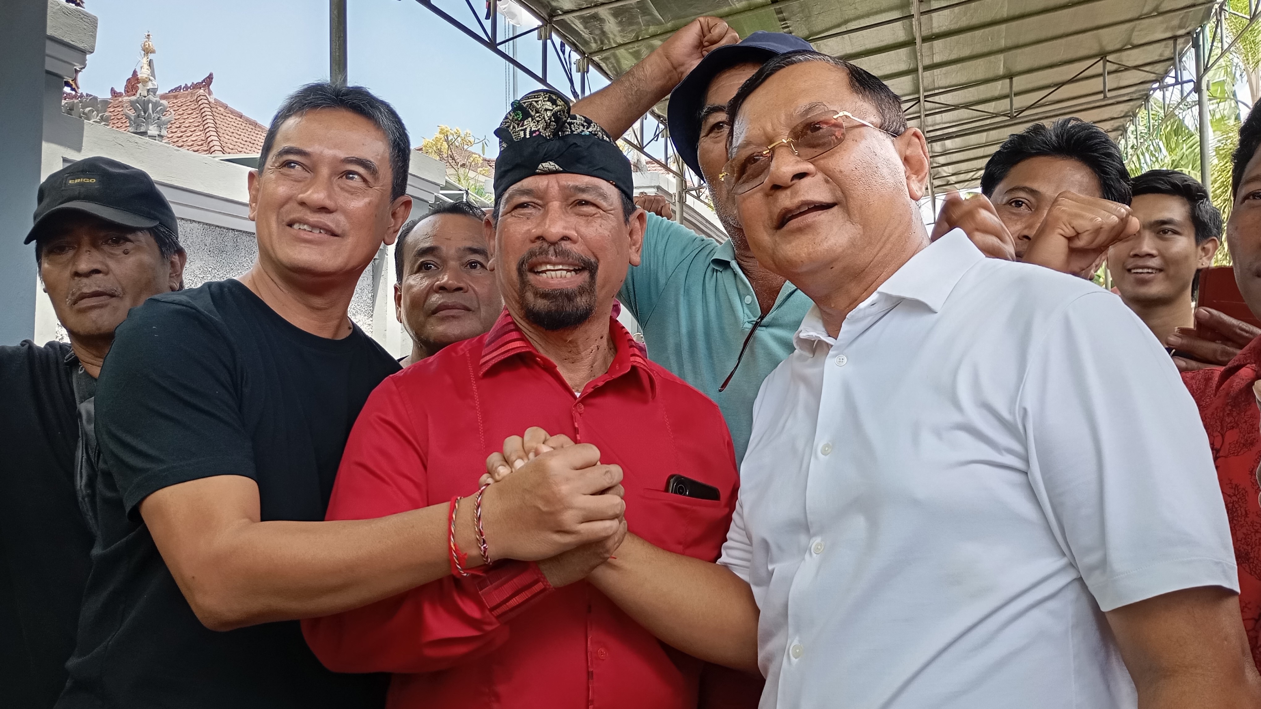 SOLID: Ketut Rochineng (tengah) diapit oleh Gede Supriatna (kiri) dan Nyoman Sutjidra (kanan). Dia memastikan Semeton Rocky solid mendukung Sutjidra dan Supriatna.