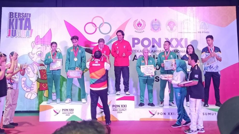 EMAS PON: Upacara pengalungan medali Pada PON 2024. Duet atlet tenis meja asal Buleleng, Komang Sugita alias Mang Odon dan Made Sisca Pratiwi menyumbangkan medali emas untuk Bali dari cabor tenis meja