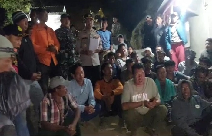 Petugas bersama warga berkumpul usai evakuasi korban jatuh ke jurang di Gunung Abang. Kapolsek ucapkan terimakasih atas kerjasama mengevakuasi korban.