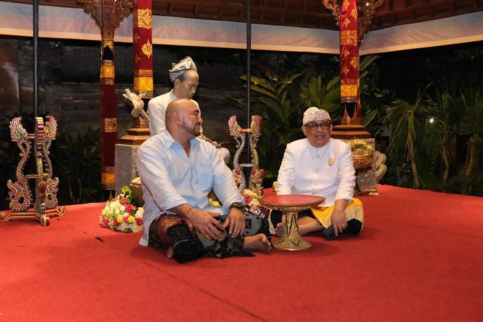 BERTEMU: Staf Khusus Presiden, Ari Dwipayana (kanan) bertemu dengan De Gadjah di Puri Kauhan Ubud.