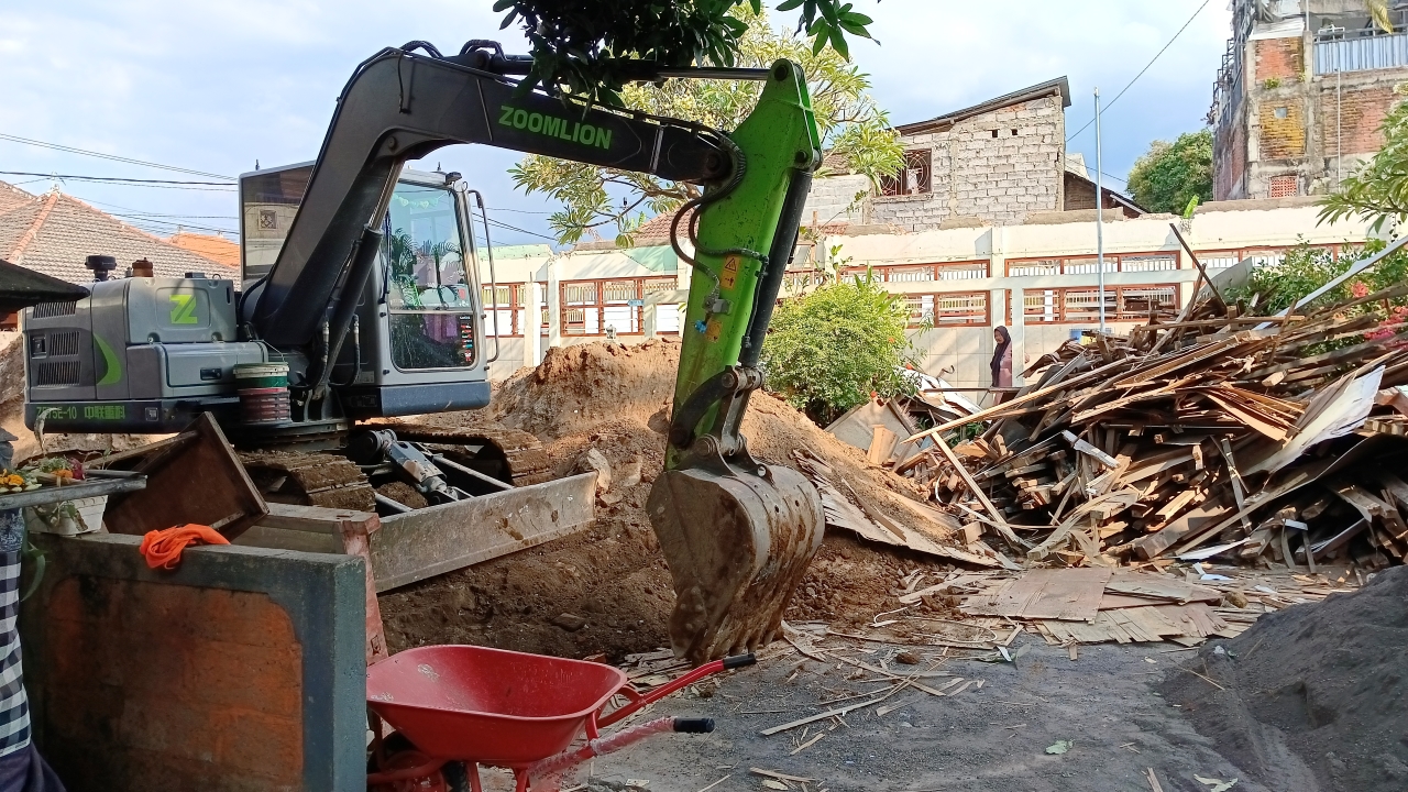REHAB SEKOLAH: Proses pengerjaan proyek rehab sekolah di SDN 3 Banjar Tegal, Buleleng.