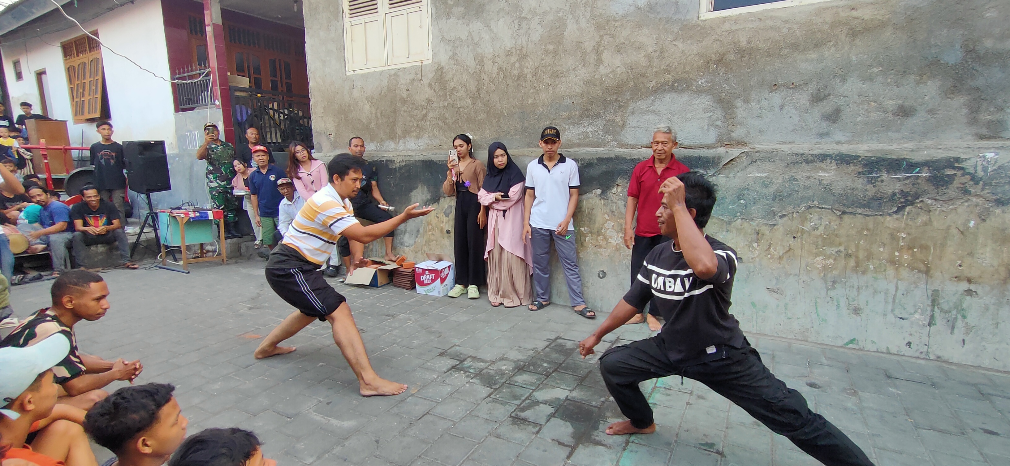 PENCAK SILAT: Atraksi pencak silat yang dilakukan di Kelurahan Kampung Singaraja dalam rangka memperingati Maulid Nabi Muhammad SAW.