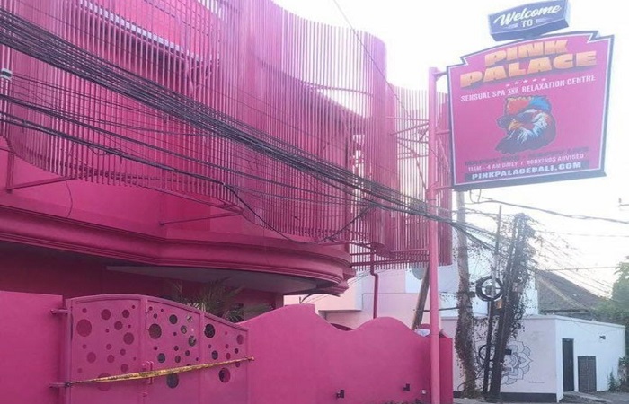 Terdapat garis polisi di gerbang Komplek Pink, Jalan Mertasari, Kerobokan Kelod, Kabupaten Badung, terdapat Police Line. Diduga lokasi ini sebagai tempat prostitusi berkedok SPA.