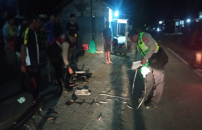 Polisi melakukan olah TKP kecelakaan yang terjadi di Jalan Raya Singaraja-Desa Panji. Peristiwa ini terjadi akibat salah satu pengendara sepeda motor tidak menyalakan lampu utama kendaraannya.