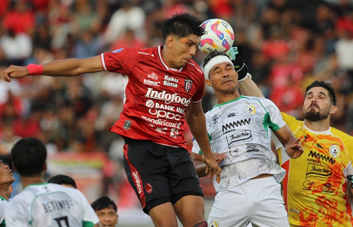 Pemain Bali United dan PSS Sleman rebutan bola atas. Dalam duel ini, kedua tim harus pulang berbagi angka setelah hasilnya imbang. Nah, sore ini Bali United menjamu Borneo FC di Stadion Kapten Dipta.