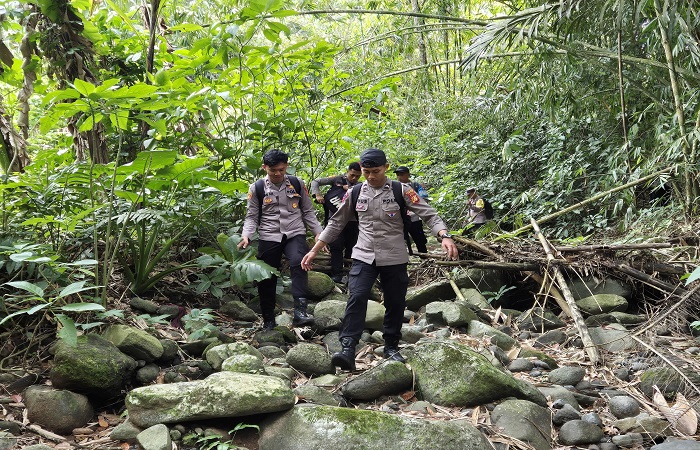 Personil Polres Tabanan yang melaksanakan proses pencarian korban WNA Perancis yang hilang misterius di Gunung Batukaru.