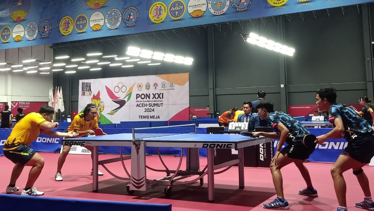 PERUNGGU: Atlet tenis meja asal Buleleng, Komang Sugita dan Teja Lazuardi (kiri) saat berhadapan dengan atlet asal Jawa Barat (kanan).