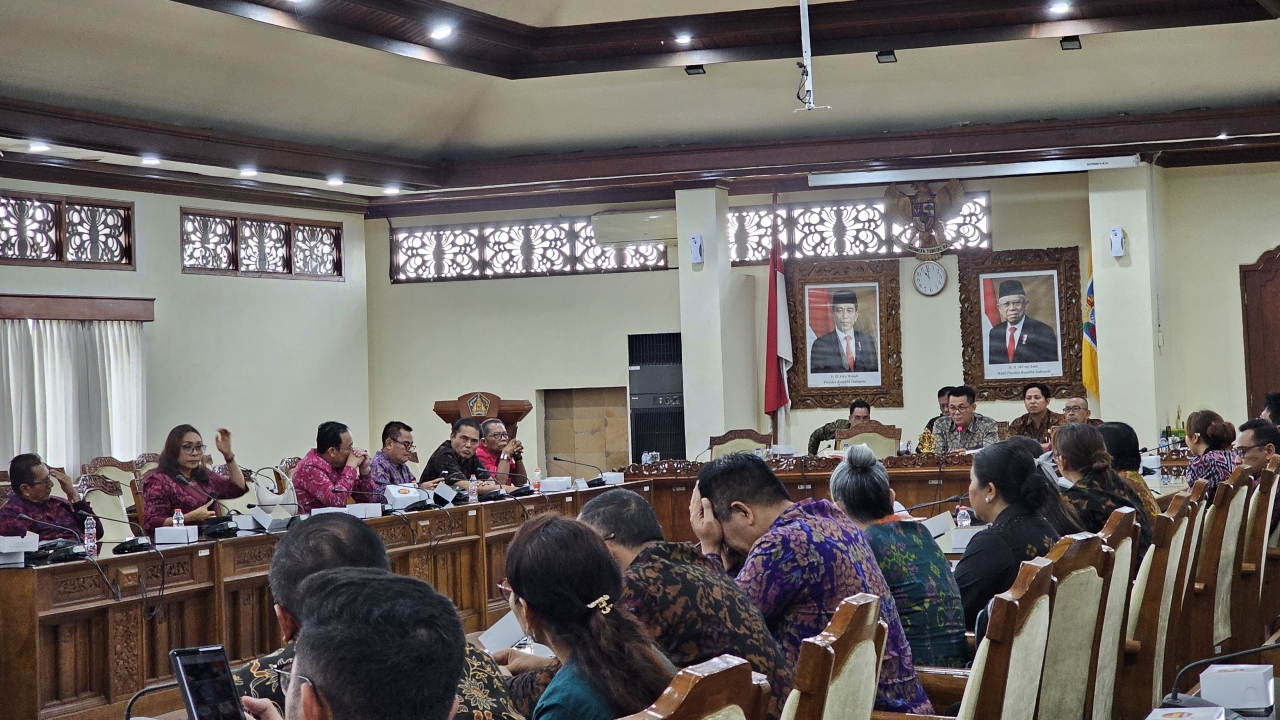 BAHAS PIMPINAN: Suasana rapat paripurna DPRD Bali membahas pimpinan DPRD Bali.