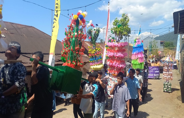 Tradisi mengarak sokok di Desa Pegayaman dalam rangka merayakan Maulid Nabi Muhammad SAW.