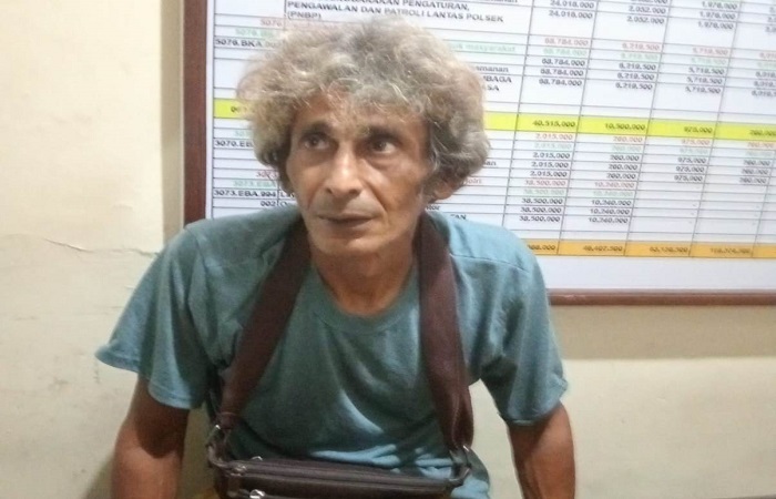 Pelaku pencurian di Pura Dalem Purwa Desa Adat Lumajang, Samsam Kerambitan, Tabanan saat diamankan oleh warga, Selasa (17/9) malam.