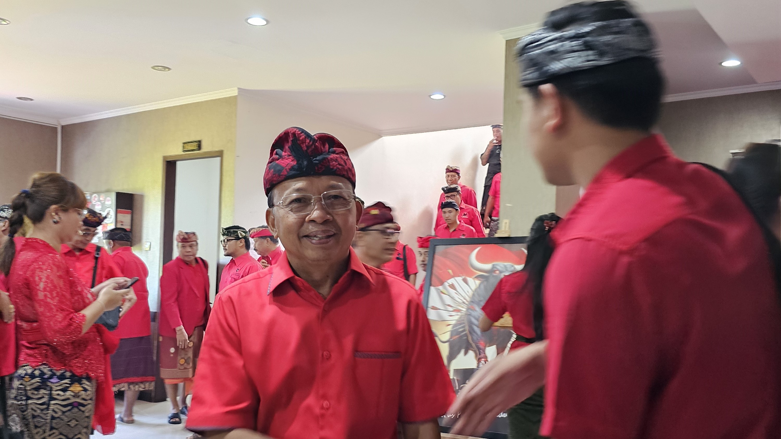 KONSOLIDASI: Ketua DPD PDI Perjuangan Bali, Wayan Koster usai konsolidasi di Kantor DPD PDIP Bali.