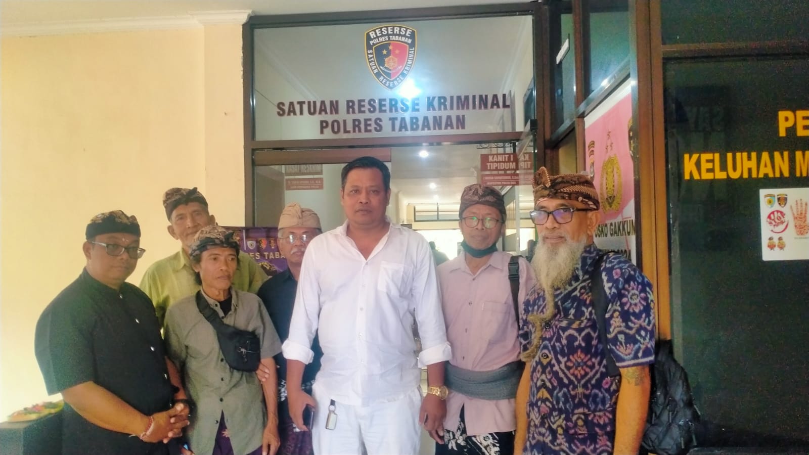 LAPOR POLISI: Pengurus Desa Adat Wangaya Gede melapor ke Polres Tabanan atas dugaan laporan fiktif yang disampaikan oknum bendahara desa adat.
