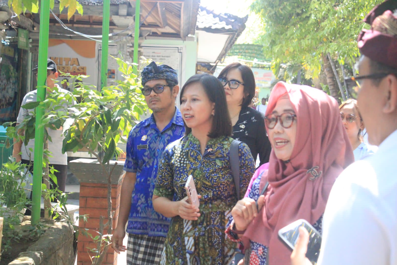KUNJUNGI SEKOLAH: Tim dari Kementerian Koordinator PMK mengunjungi sekolah yang ada di Buleleng untuk melihat program ketahanan pangan dan promosi kesehatan.