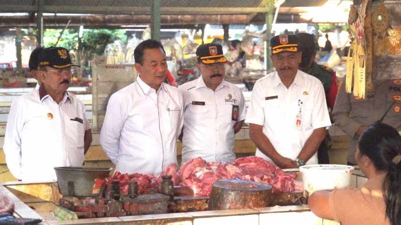 HARGA NAIK: Harga daging babi di Karangasem naik tajam. Bahkan tembus hingga Rp 100 ribu per kilo.