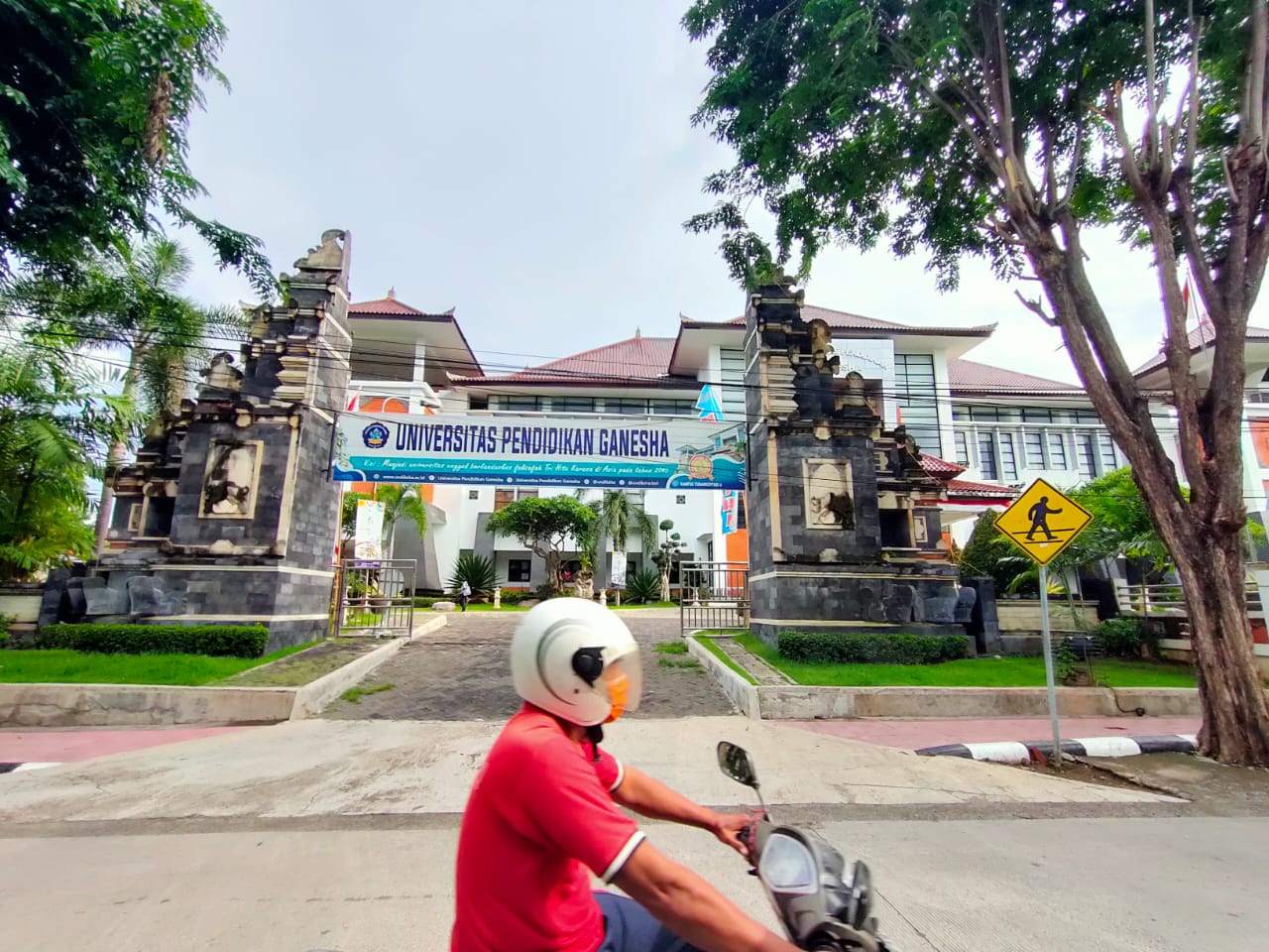 UNDIKSHA: Gedung Rektorat Universitas Pendidikan Ganesha (Undiksha) Singaraja.