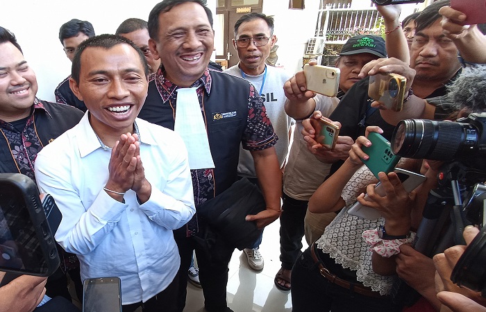 Hakim membebaskan terdakwa I Nyoman Sukena dari dakwaan tunggal. Memerintahkan JPU memulihkan hak dan martabat terdakwa.