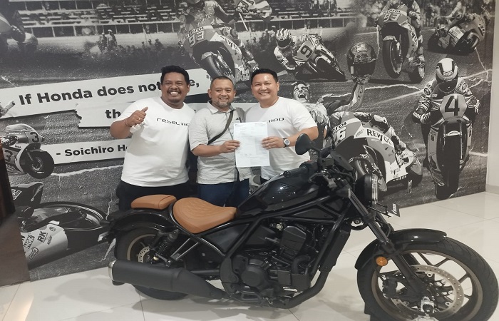 Didik Supriyanto menyerahkan tanda jadi membeli Moge New Rebel 1100.