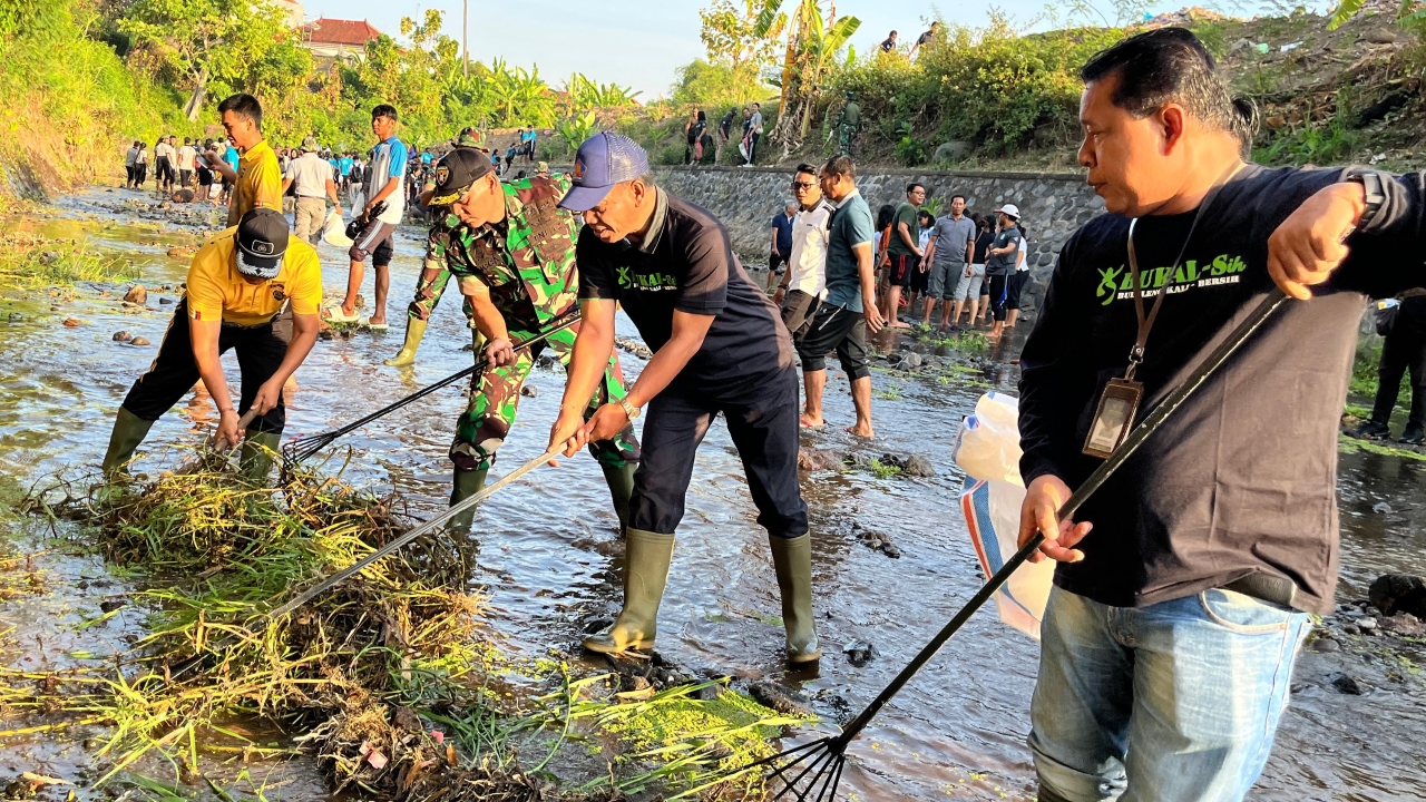 BERSIH SUNGAI: Aksi pembersihan sungai di Tukad Banyumala untuk mengantisipasi banjir.
