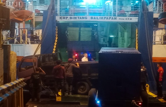 Truk gandeng nyaris nyemplung ke laut di Pelabuhan Gilimanuk.