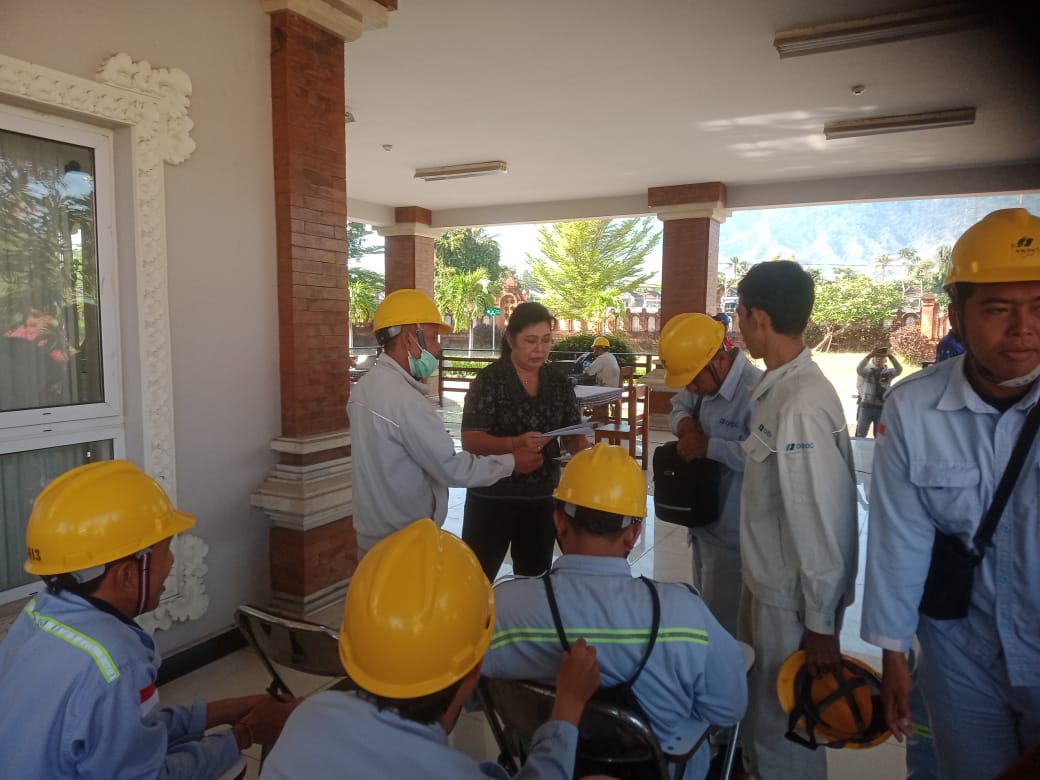 MELAMAR KERJA: Para karyawan mengajukan lamaran ke PT Garda Artha Bumindo.