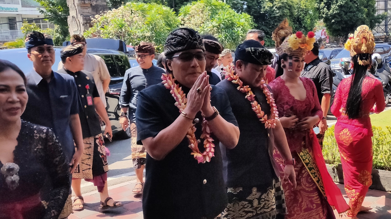 BAWA HIBAH: Bupati Badung, Nyoman Giri Prasta saat melakukan kunjungan ke Kabupaten Buleleng pada Sabtu (21/9/2024).