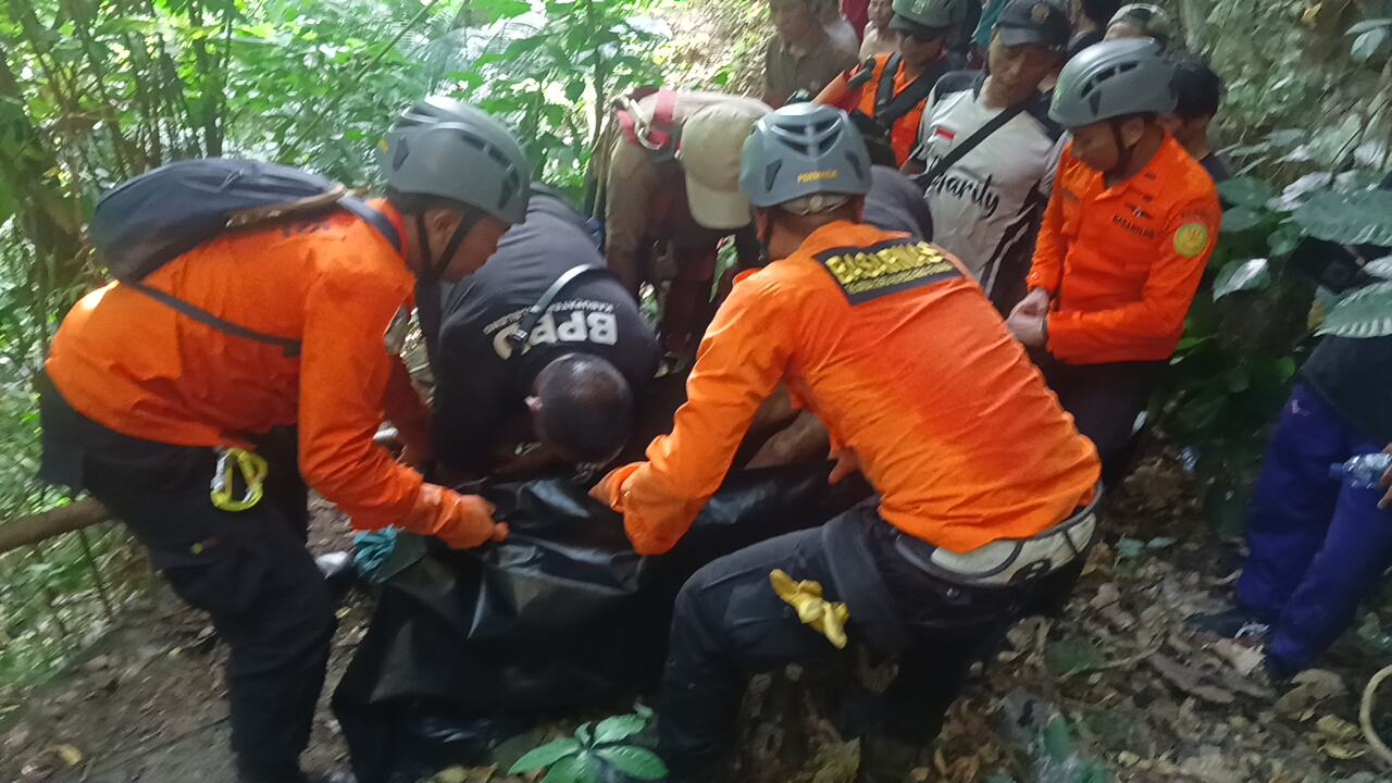EVAKUASI: Tim SAR melakukan evakuasi terhadap warga Desa Bulian yang terperosok ke jurang saat memperbaiki saluran air bersih.
