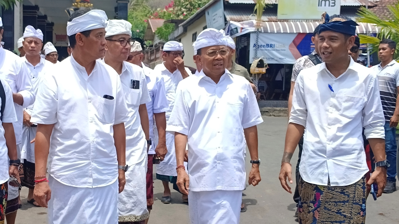 PERSEMBAHYANGAN: Calon Gubernur Bali, Wayan Koster (tengah) saat menghadiri acara persembahyangan di Pura Dangka, Desa Adat Les Penuktukan, Kecamatan Tejakula.