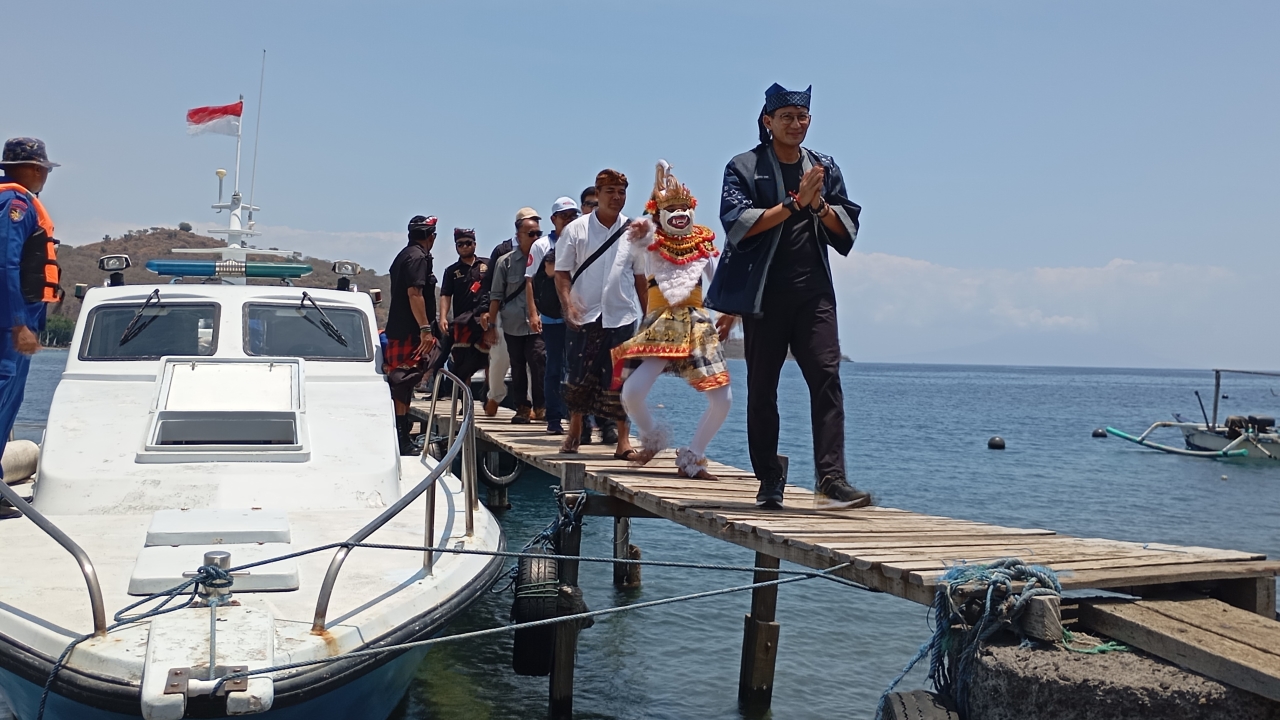 LUNCURKAN: Menparekraf RI, Sandiaga Salahudin Uno tiba di dermaga Pemuteran usai uji coba jalur paket wisata 3B. Inovasi wisata ini sebagai upaya distribusi wisatawan yang menumpuk di Bali Selatan.