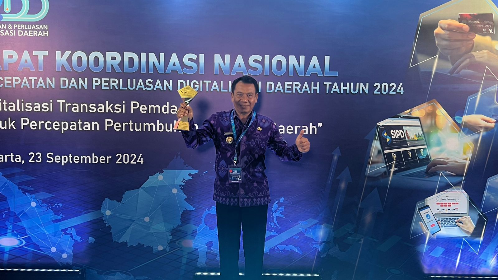 HATTRICK: Pj. Bupati Buleleng Ketut Lihadnyana menunjukkan trophi penghargaan TP2DD dari pemerintah pusat.