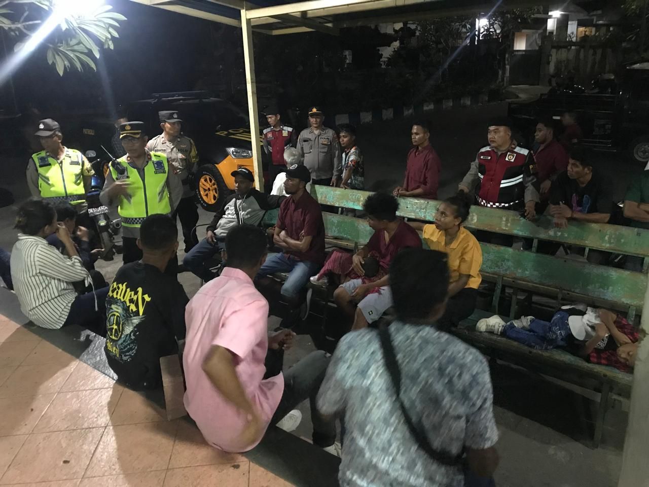 DIAMANKAN: Polisi mengamankan korban akibat bentrok saat pesta pernikahan di Jimbaran, Bali. Perkelahian itu diduga dipicu konsumsi minuman beralkohol.