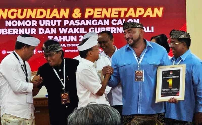SANTAI NGOBROL SEJENAK : De Gadjah tampak bersalaman saling sapa, bercanda ria dengan Wayan Koster, di sela acara  pengundian nomor urut di KPU Bali.