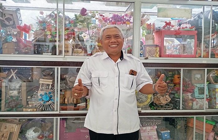 Kepala SMPN 6 Singaraja, Nyoman Sudiana di salah satu teba modern yang ada di lingkungan sekolah. Menggunakan konsep tersebut, SMPN 6 Singaraja mengelola sampah organik secara mandiri menjadi kompos.