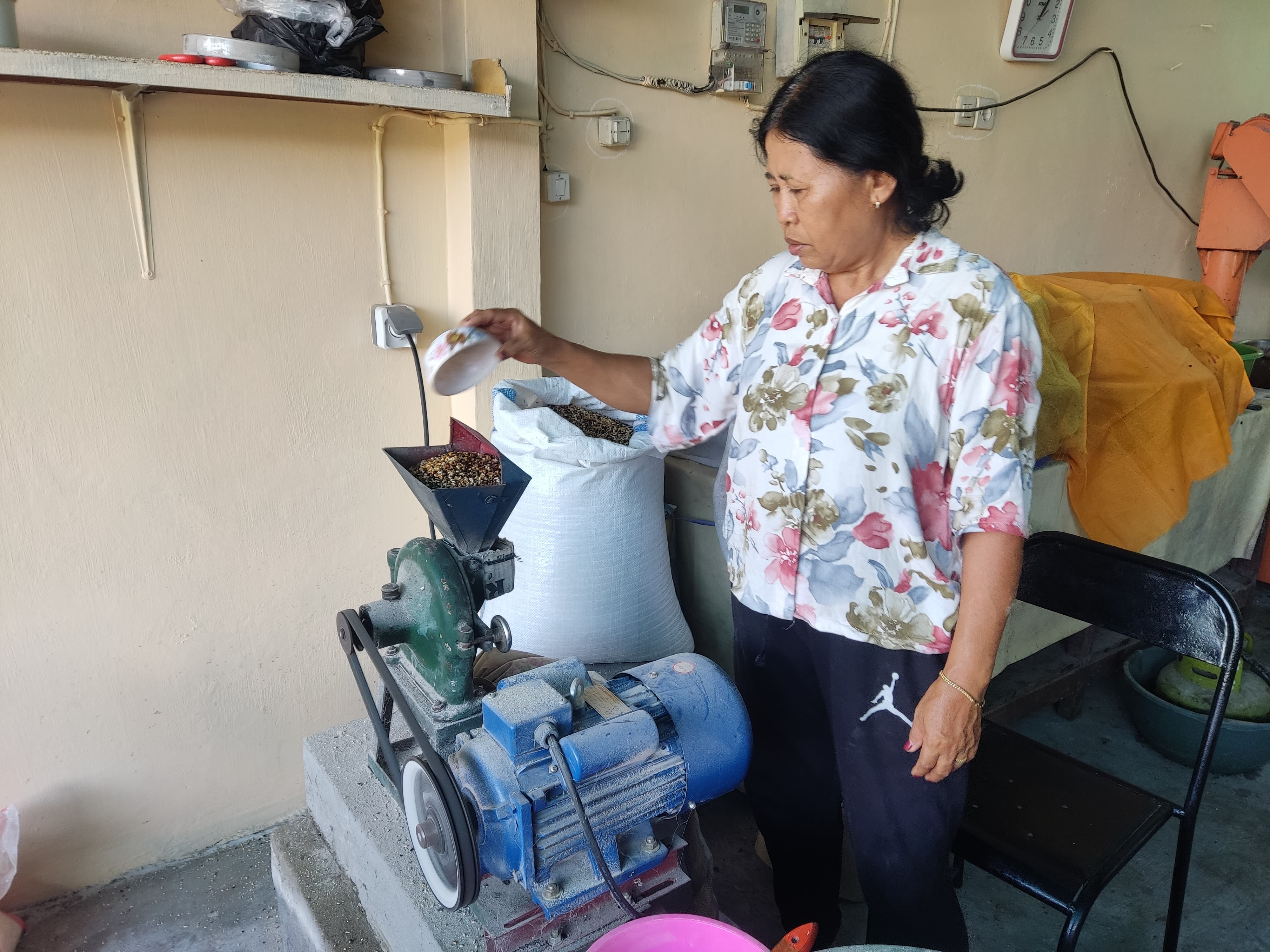 TETAP PRODUKSI: Salah seorang pengusaha dodol menyiapkan bahan baku untuk memenuhi pesanan selama hari raya galungan dan kuningan.