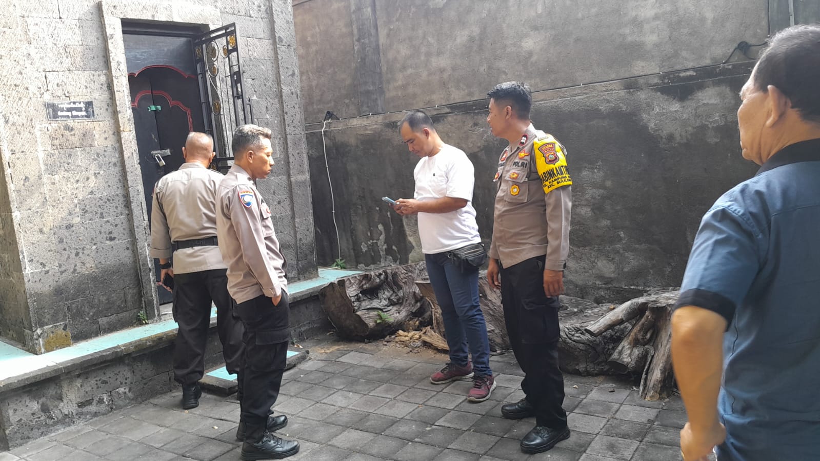 OLAH TKP: Polisi melakukan olah TKP di gedong simpen Pura Segara Buleleng yang dibobol maling.