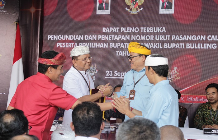Dua paslon bupati dan wakil bupati Buleleng mengaku siap debat. Dari kiri Gede Supriatna (baju merah), I Nyoman Sutjidra (baju putih), I Nyoman Sugawa Korry (dua dari kanan, udeng kuning), dan Gede.