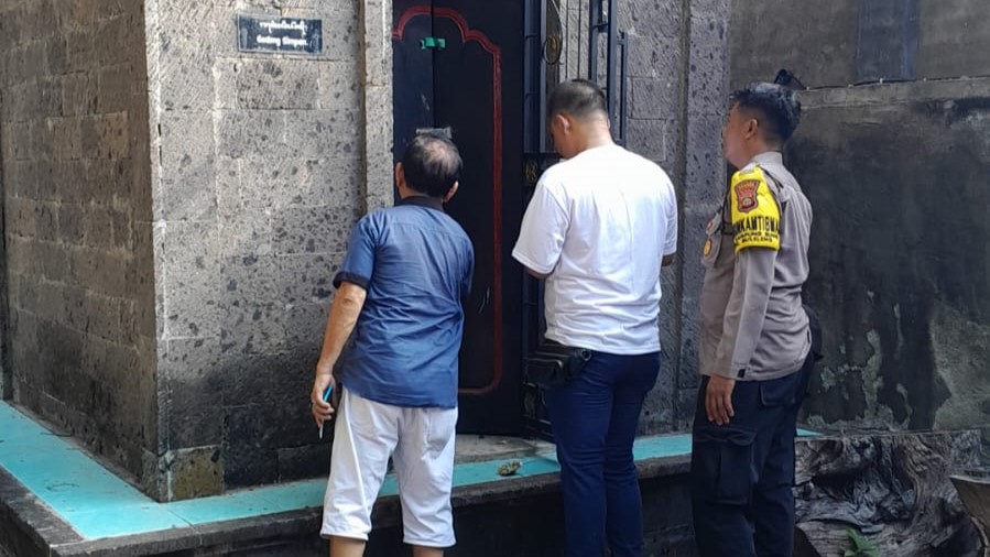 CEK TKP: Polisi melakukan olah TKP di Pura Segara Desa Adat Buleleng yang dibobol maling.