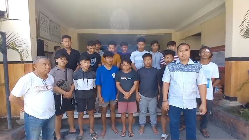MINTA MAAF: Perbekel Petandakan, Wayan Joni Arianto (depan kanan) dan Lurah Banyuning, Nyoman Mulyawan (depan kiri) menyampaikan permintaan maaf di Polsek Kota Singaraja.