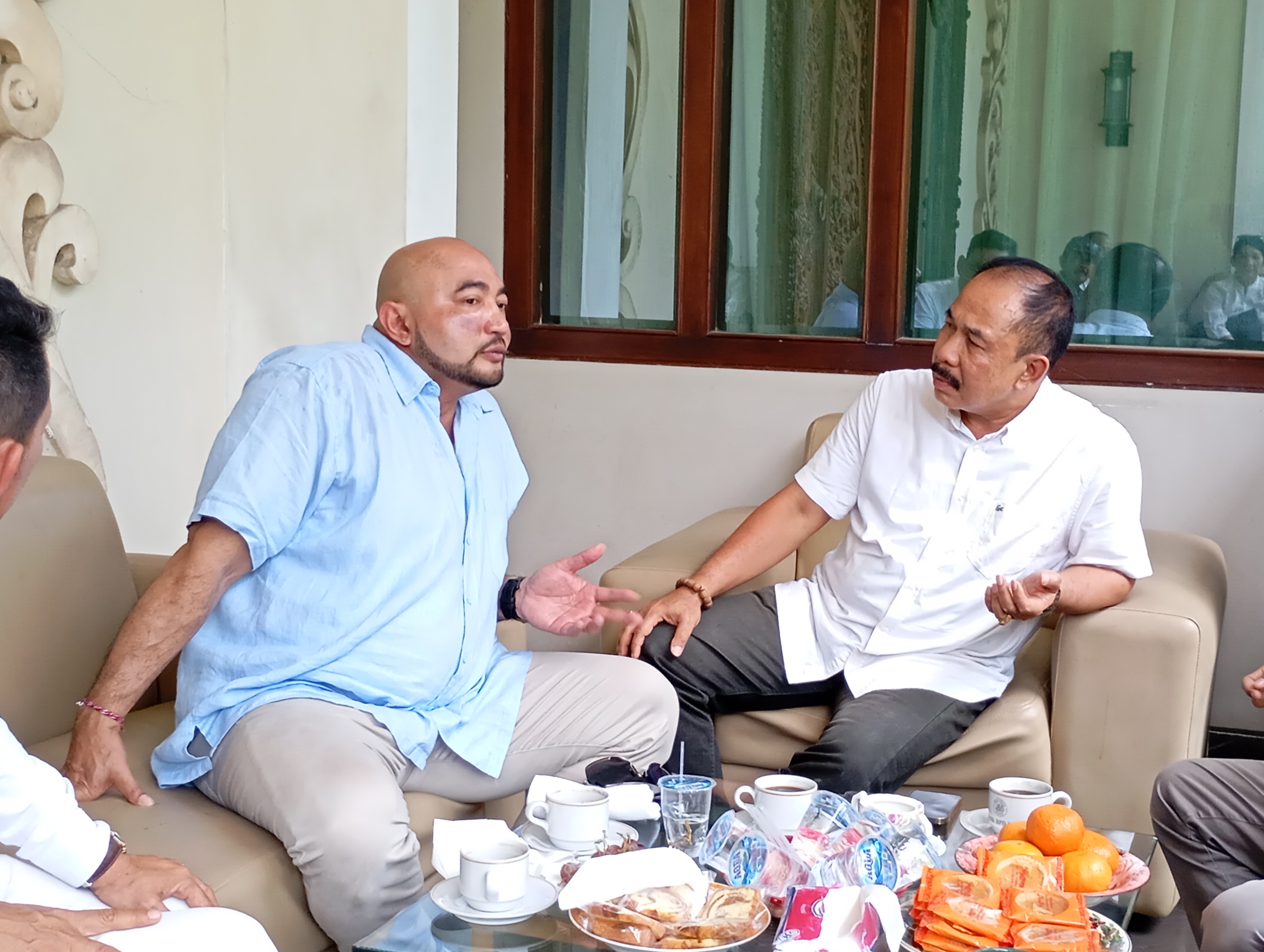 BICARA SERIUS: Calon Gubernur Bali, Made Muliawan  Arya alias De Gadjah (kiri), bertemu dengan mantan politisi PDI Perjuangan, Ketut Putra Sedana alias Dokter Caput.