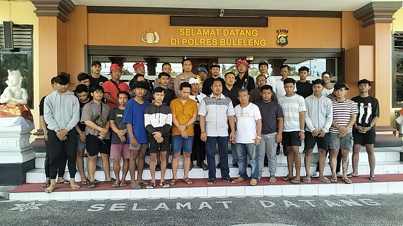 BERDAMAI: Para pemuda dari Desa Petandakan dan Kelurahan Banyuning sepakat berdamai setelah terlibat perkelahian.