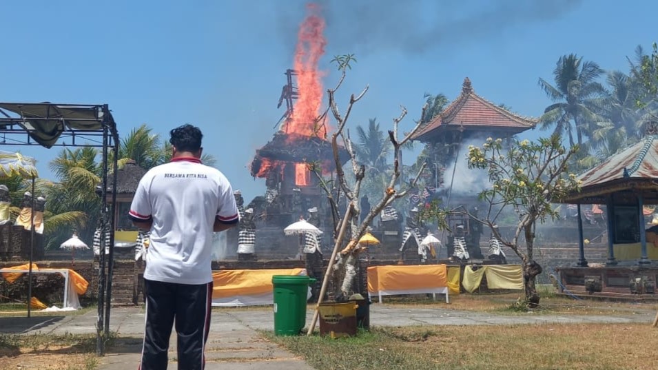 HANGUS: Peristiwa kebakaran yang terjadi di Pura Banua Desa Adat Bulian pada Jumat (27/9/2024).
