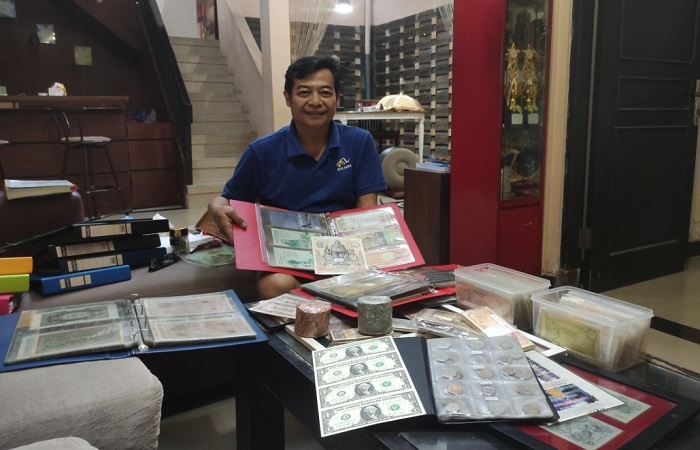 Ketut Dharmayasa memamerkan uang kuno koleksinya saat ditemui di kediamannya di Gatsu Timur, Denpasar.