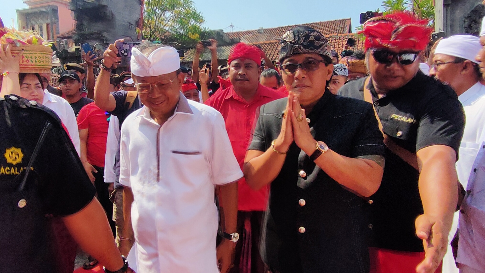 JANJI INFRASTRUKTUR: Pasangan Wayan Koster dan Nyoman Giri Prasta saat menghadiri kampanye di Balai Desa Banjarasem, Buleleng.