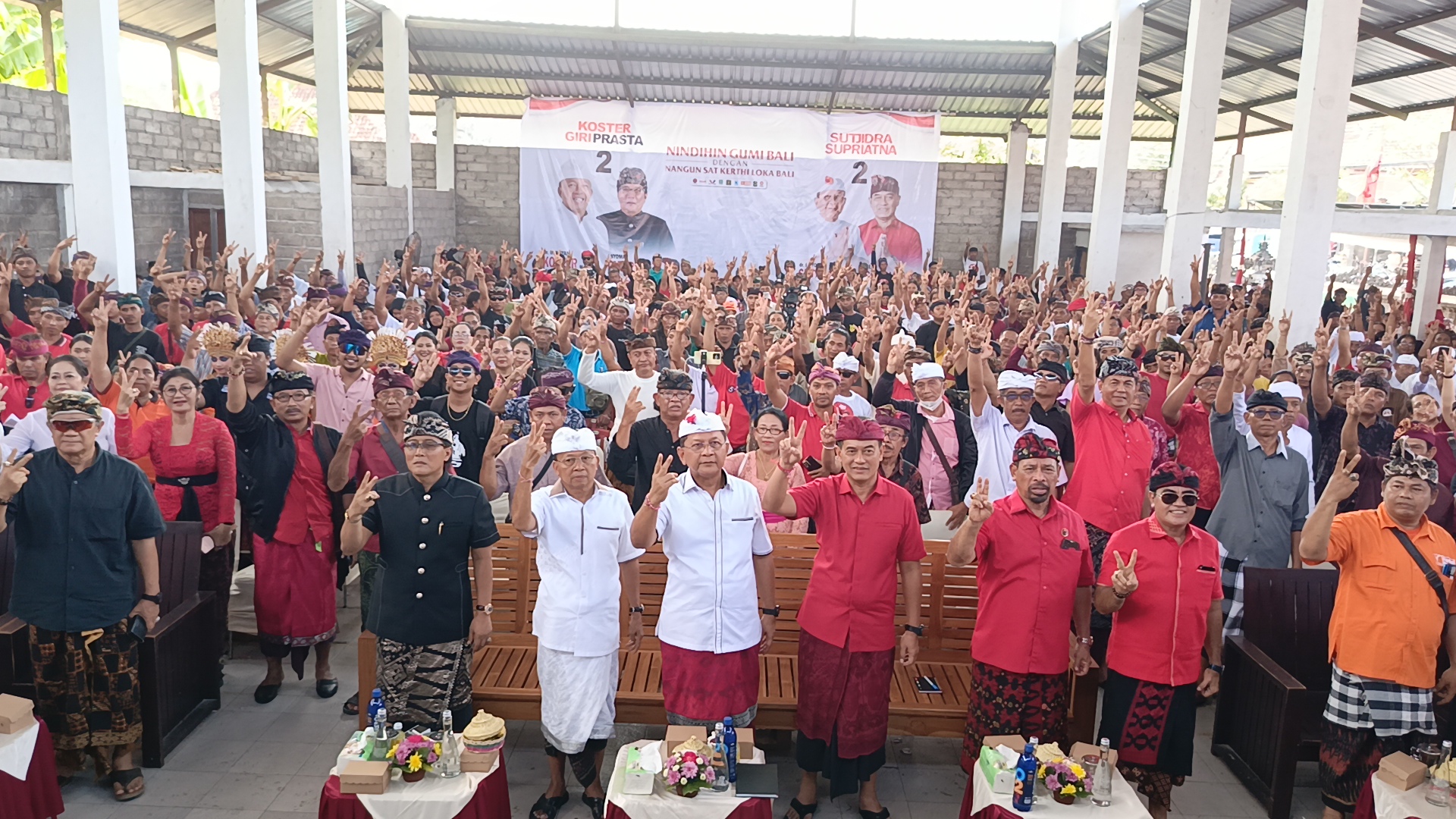 TARGET MENANG: Pasangan Wayan Koster dan Nyoman Giri Prasta saat melakukan kampanye di Desa Banjarasem, Buleleng.